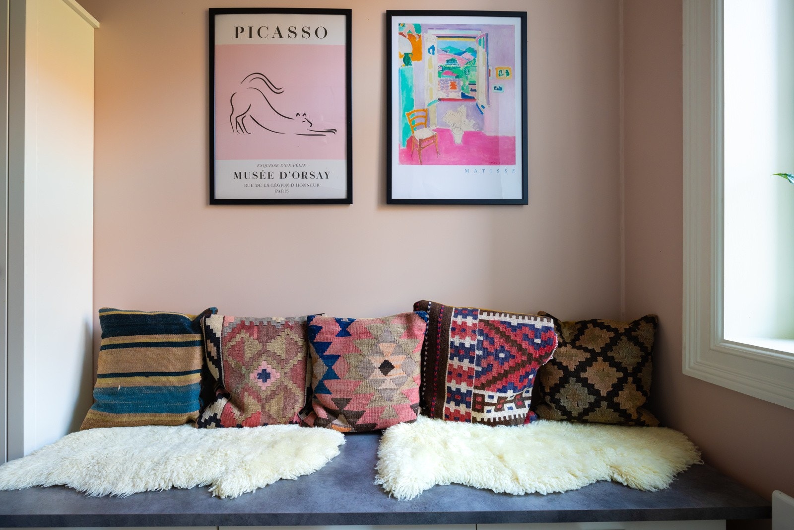 Hyggelig sitteplass ved vinduet. Galleribilde