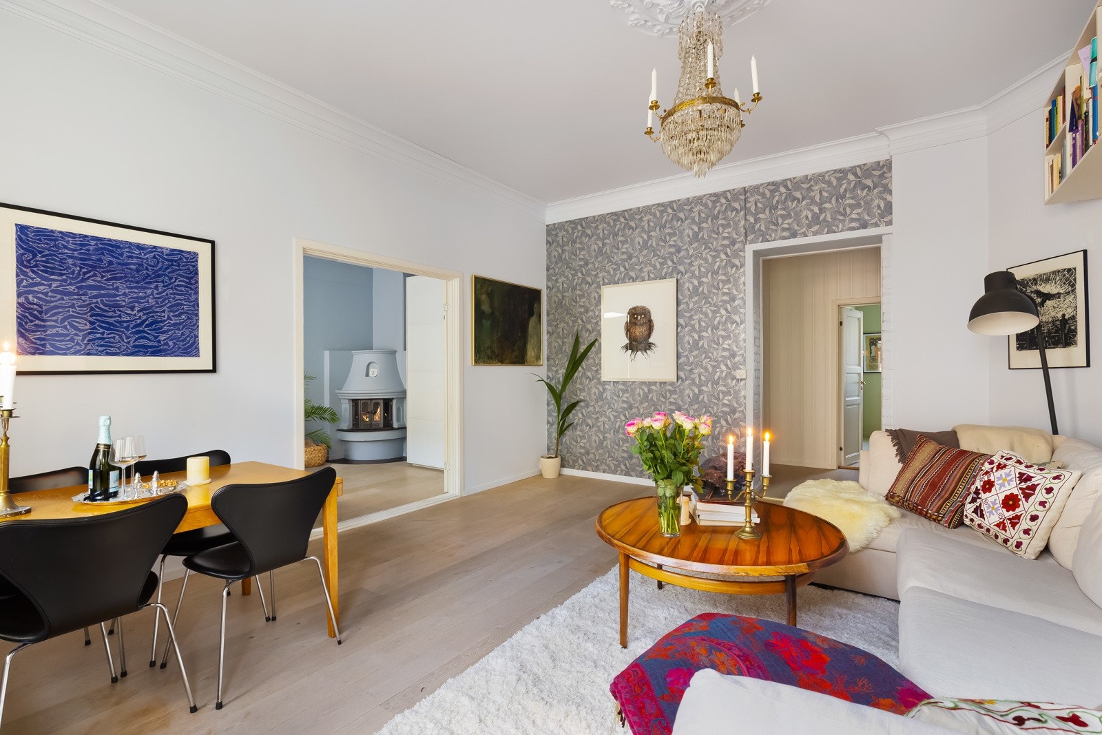 På det ene soverommet er det en peisovn som gir ekstra varme og hygge på kaldere dager. Galleribilde