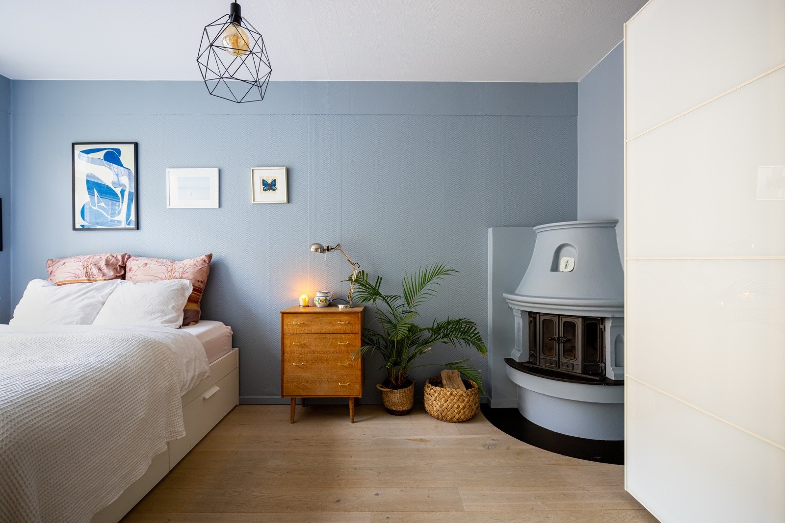 Rikelig med oppbevaring fra stort garderobeskap. Galleribilde