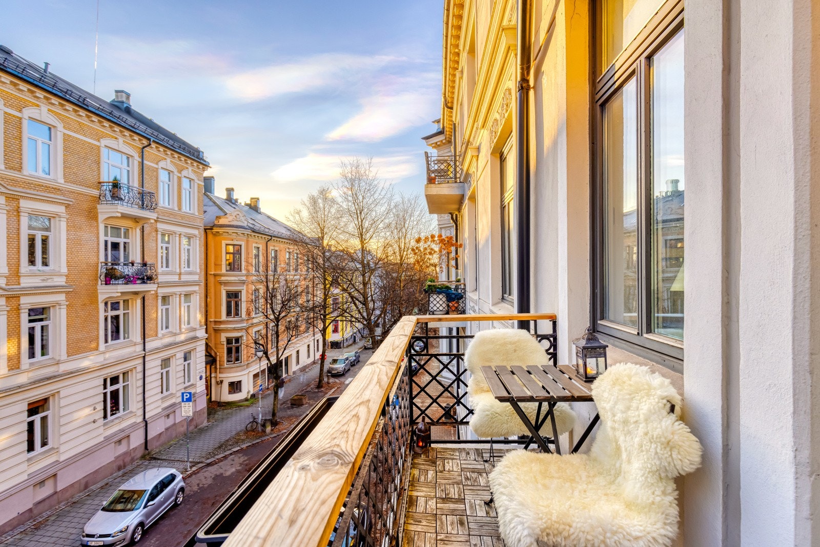 Balkongen er på ca. 3m² med plass til utemøblement og planter. Galleribilde