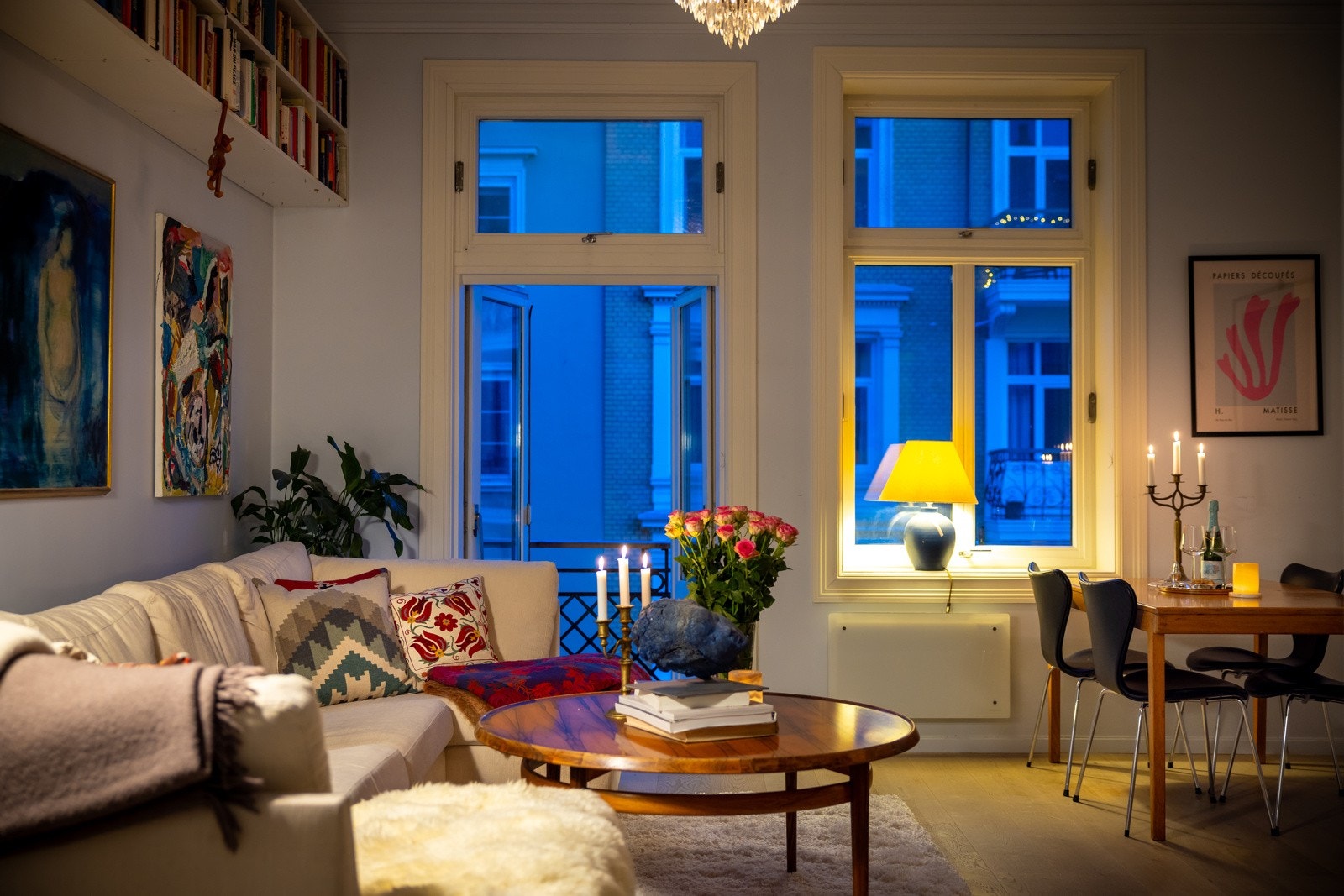 Leiligheten har gode lysforhold fra store, gjennomgående vindusflater med dype karmer. Galleribilde