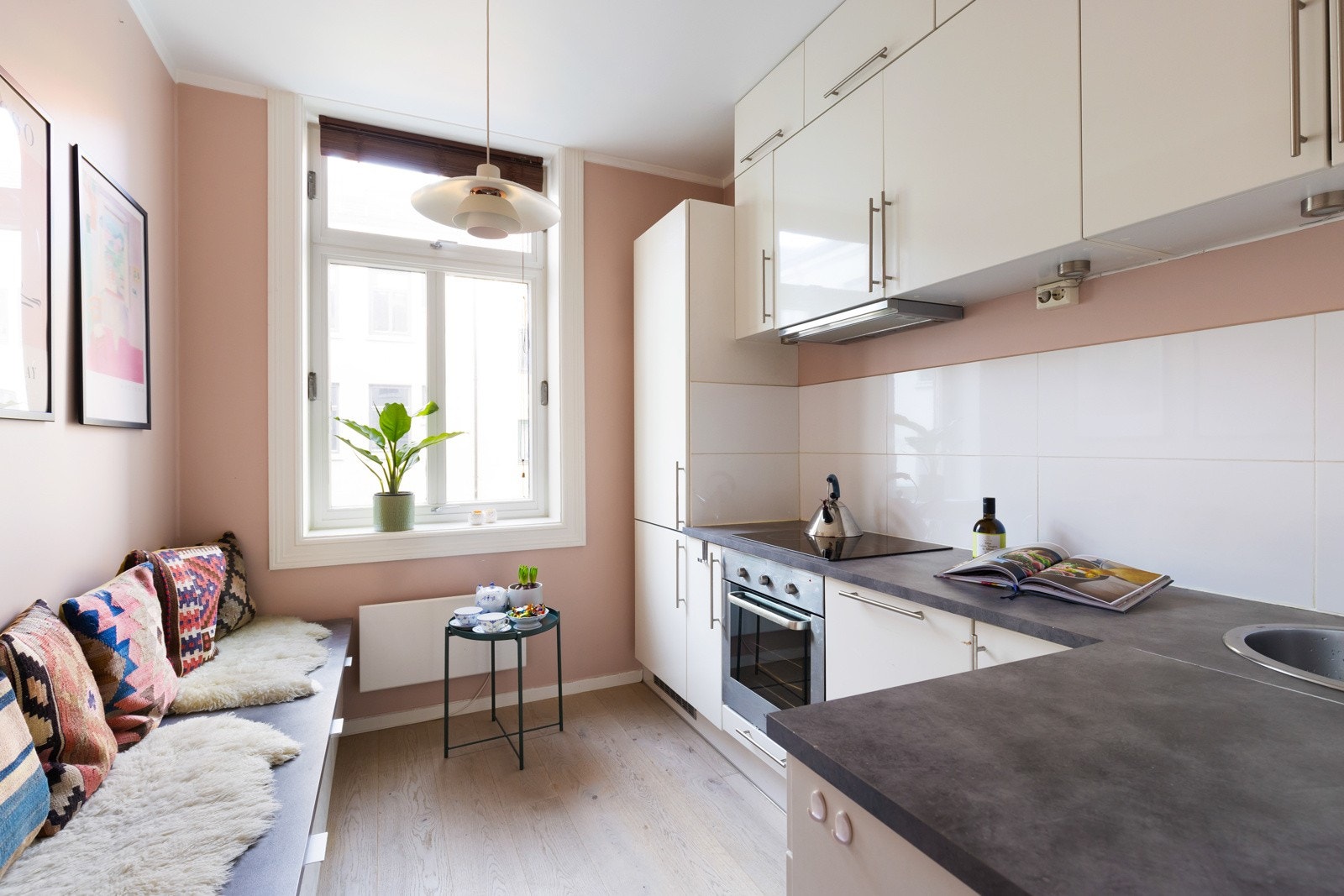 Leiligheten har et pent kjøkken i eget rom fra 2011. Galleribilde