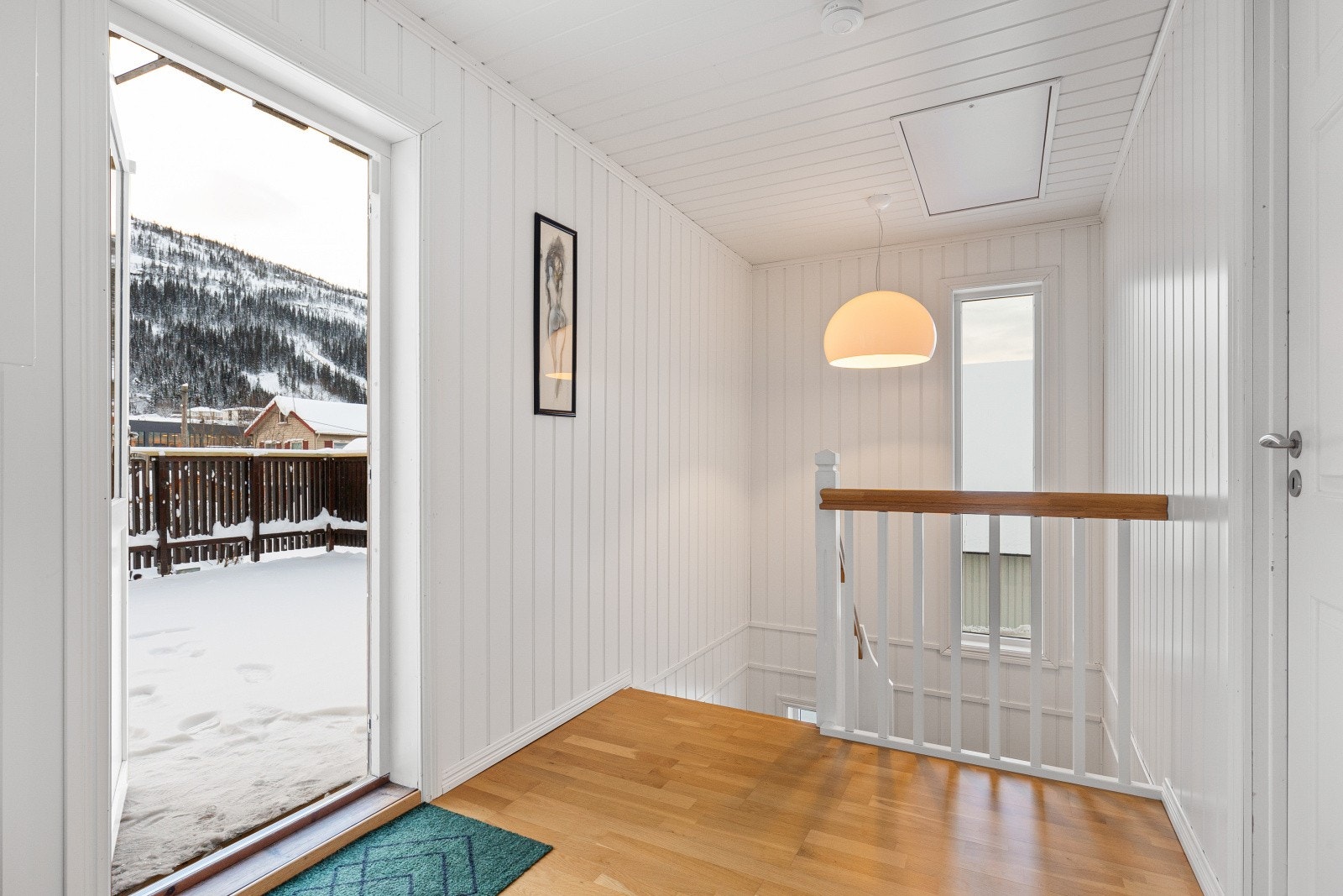 Utgang til en stor, flott og solrik uteplass Galleribilde