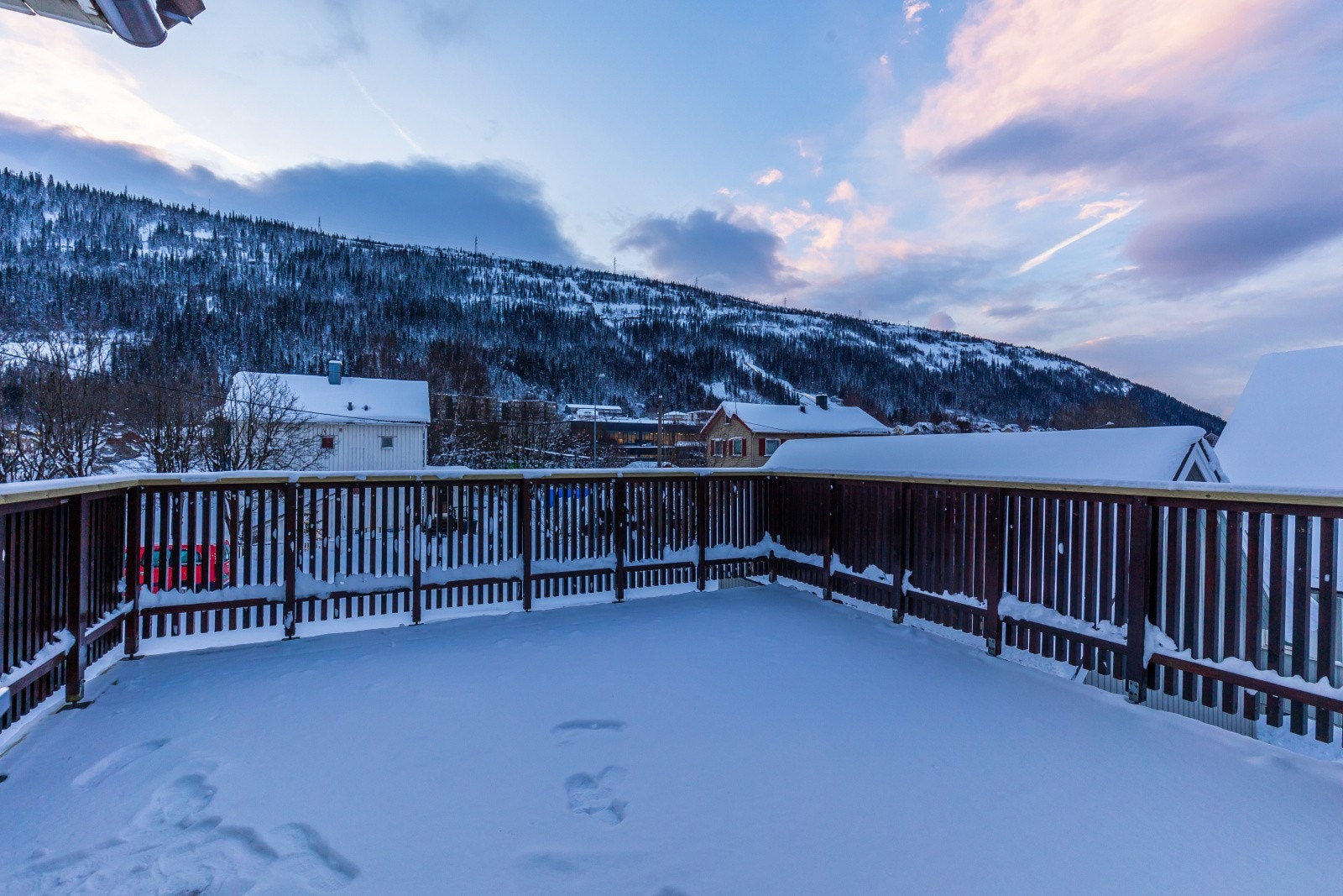 Her har du god plass flere sittegrupper og grill | En uteplass med gode solforhold Galleribilde