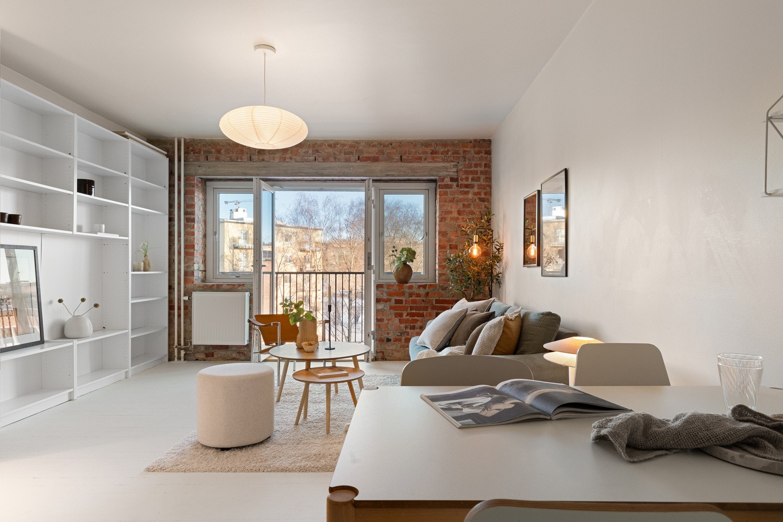 Leiligheten har meget god intern beliggenhet hvor balkongen og alle leilighetens vinduer/rom vender mot borettslagets flotte, parkmessige hageanlegg. Galleribilde