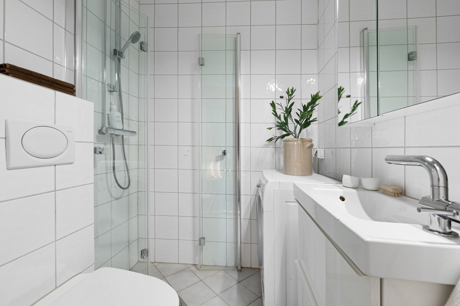 Tidløst flislagt baderom som ble renovert i regi av borettslaget i 2003-2004 og oppgradert av eier i 2017. Baderommet har termostatstyrt gulvvarme for ekstra komfort og opplegg for vaskemaskin. Galleribilde