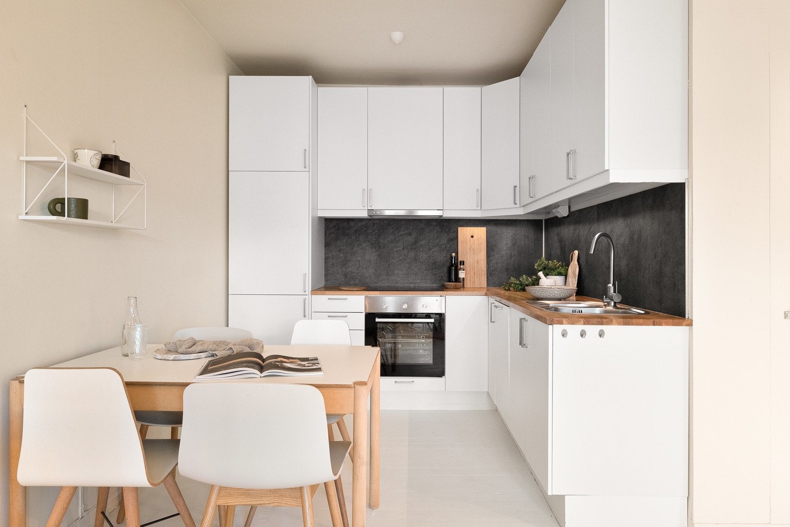 Innredningen er utstyrt med helintegrerte hvitevarer som platetopp, stekeovn, oppvaskmaskin og kjøle-/fryseskap. Galleribilde