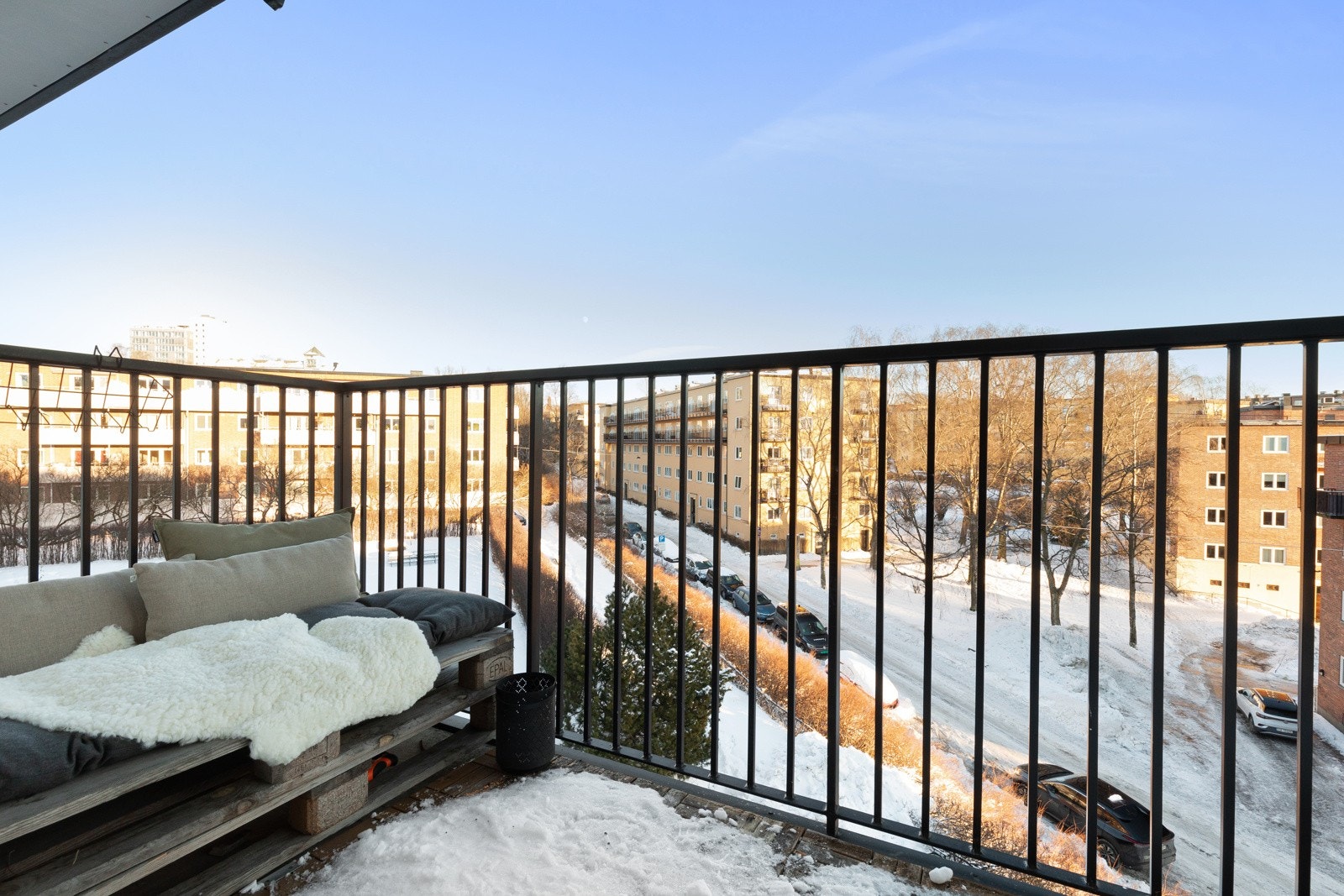 Fra stuen er det direkte adkomst til flott balkong på ca. 4 m² med meget hyggelig utsikt over borettslaget parkmessige hageanlegg. Galleribilde