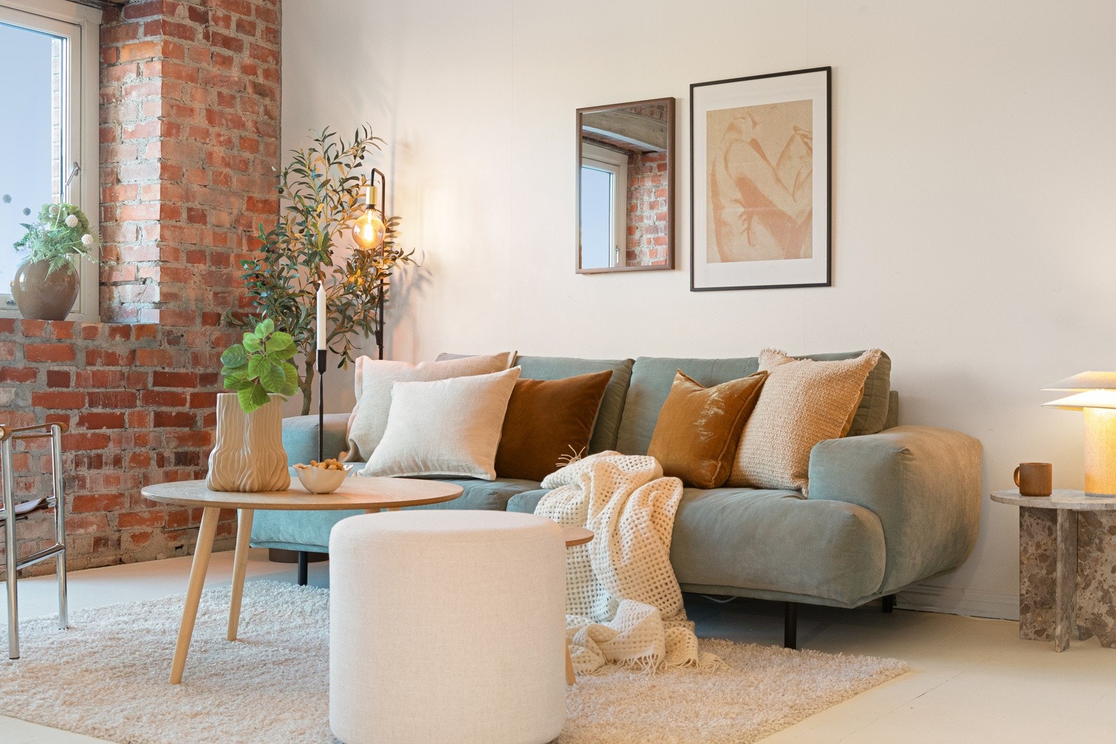 Her er det god plass til både sofagruppe, spisebord og annet ønsket møblement. Galleribilde