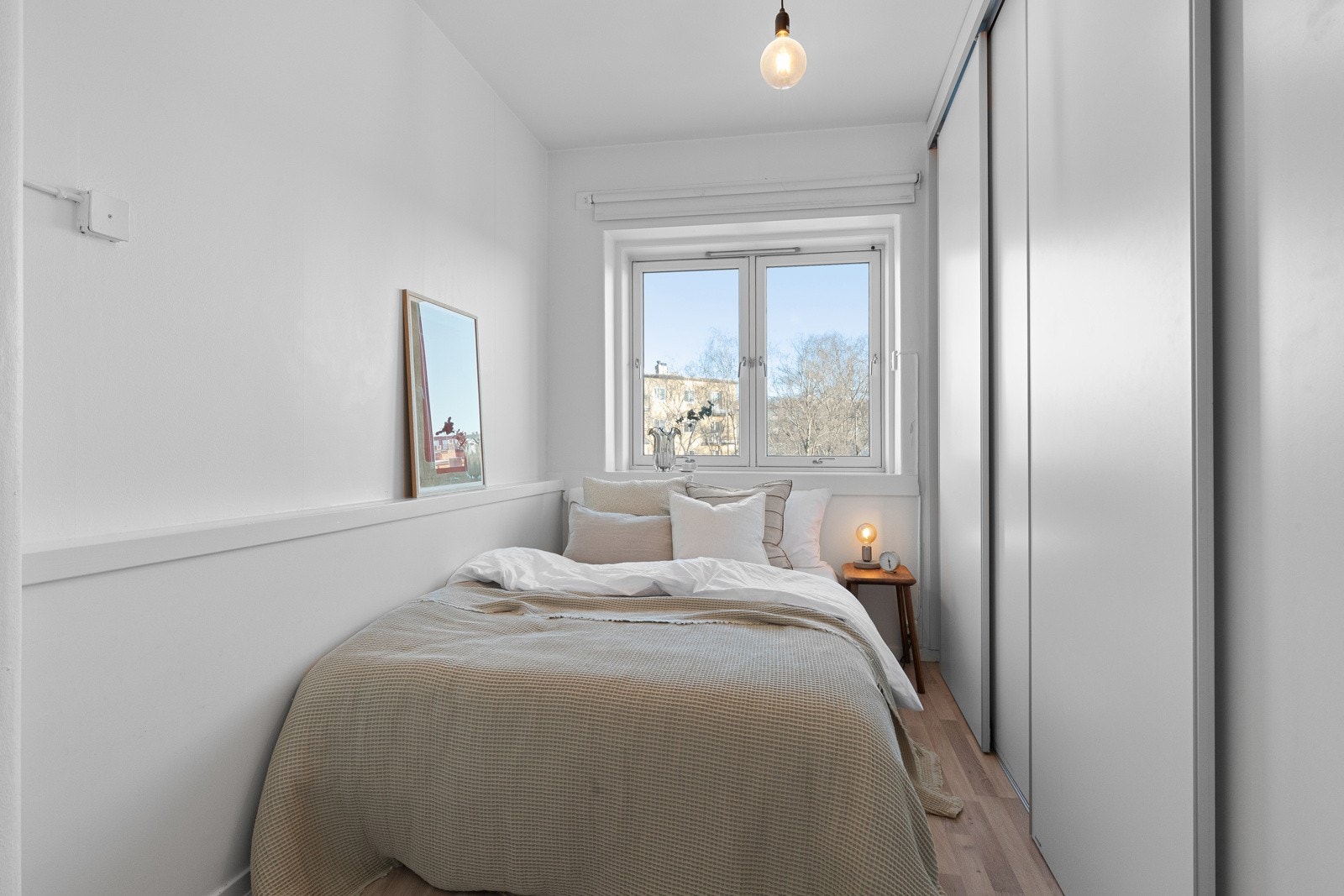 Lyst og trivelig soverom som i likhet med resten av leiligheten vender ut mot borettslagets hageanlegg og skjermede omgivelser. Galleribilde