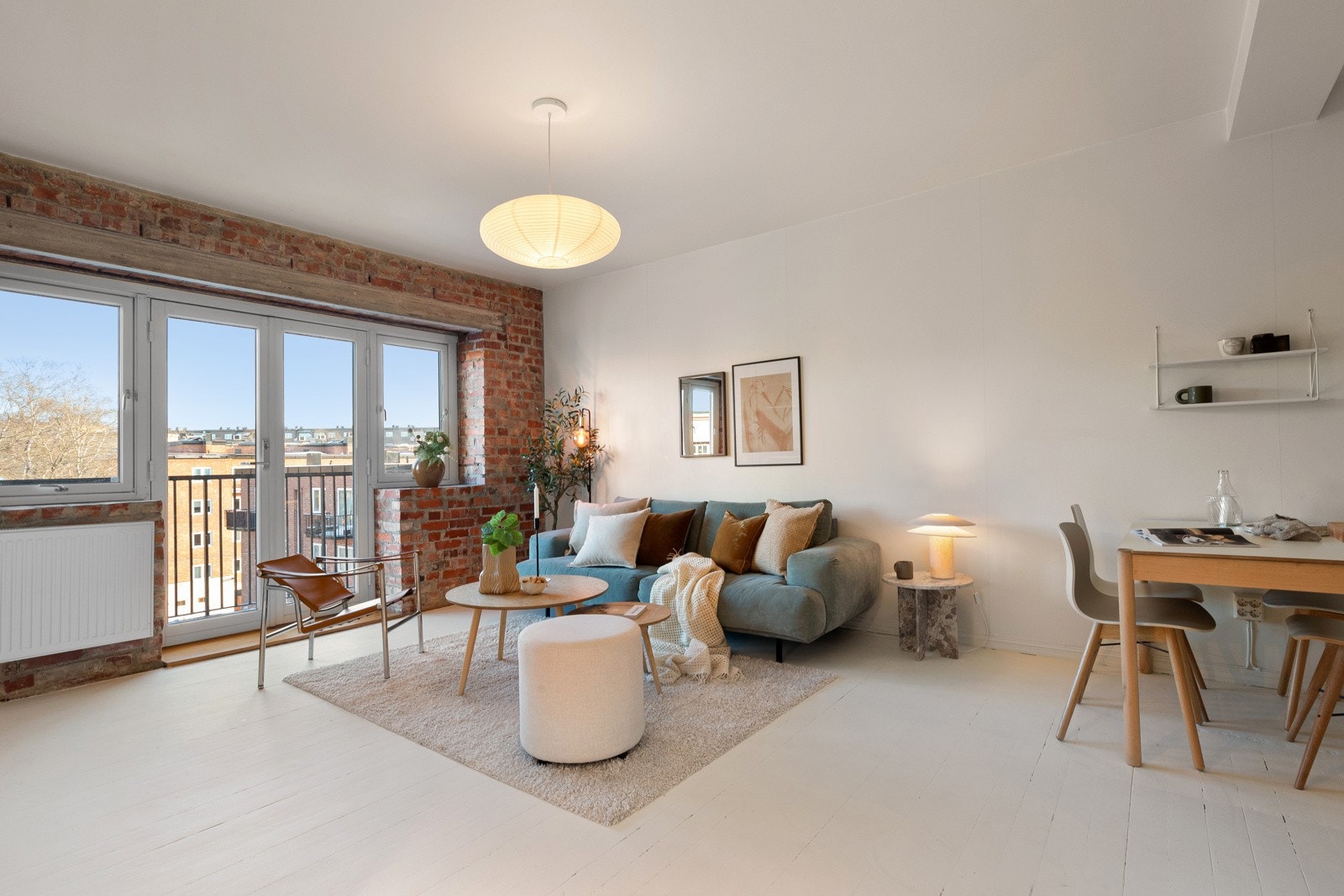 Lys og innbydende 2-roms leilighet beliggende høyt og skjermet til i byggets 4. etasje med flott balkong. Galleribilde