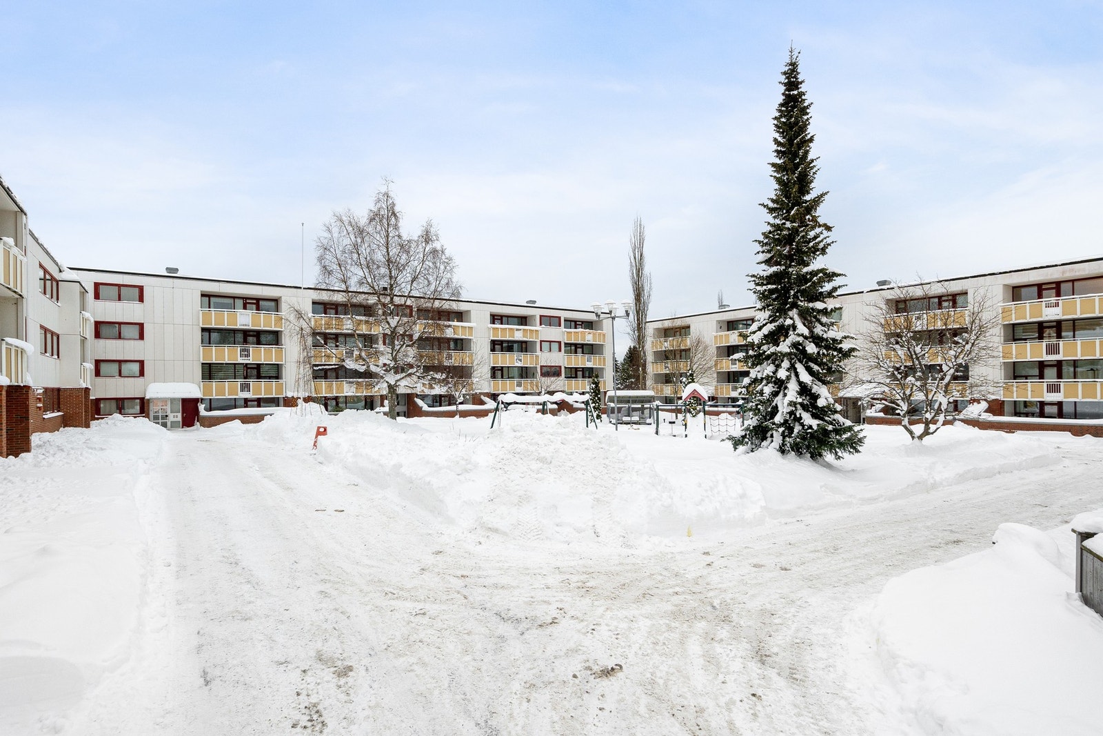 Lekeplasser og store fellesarealer i nærområdet. Galleribilde