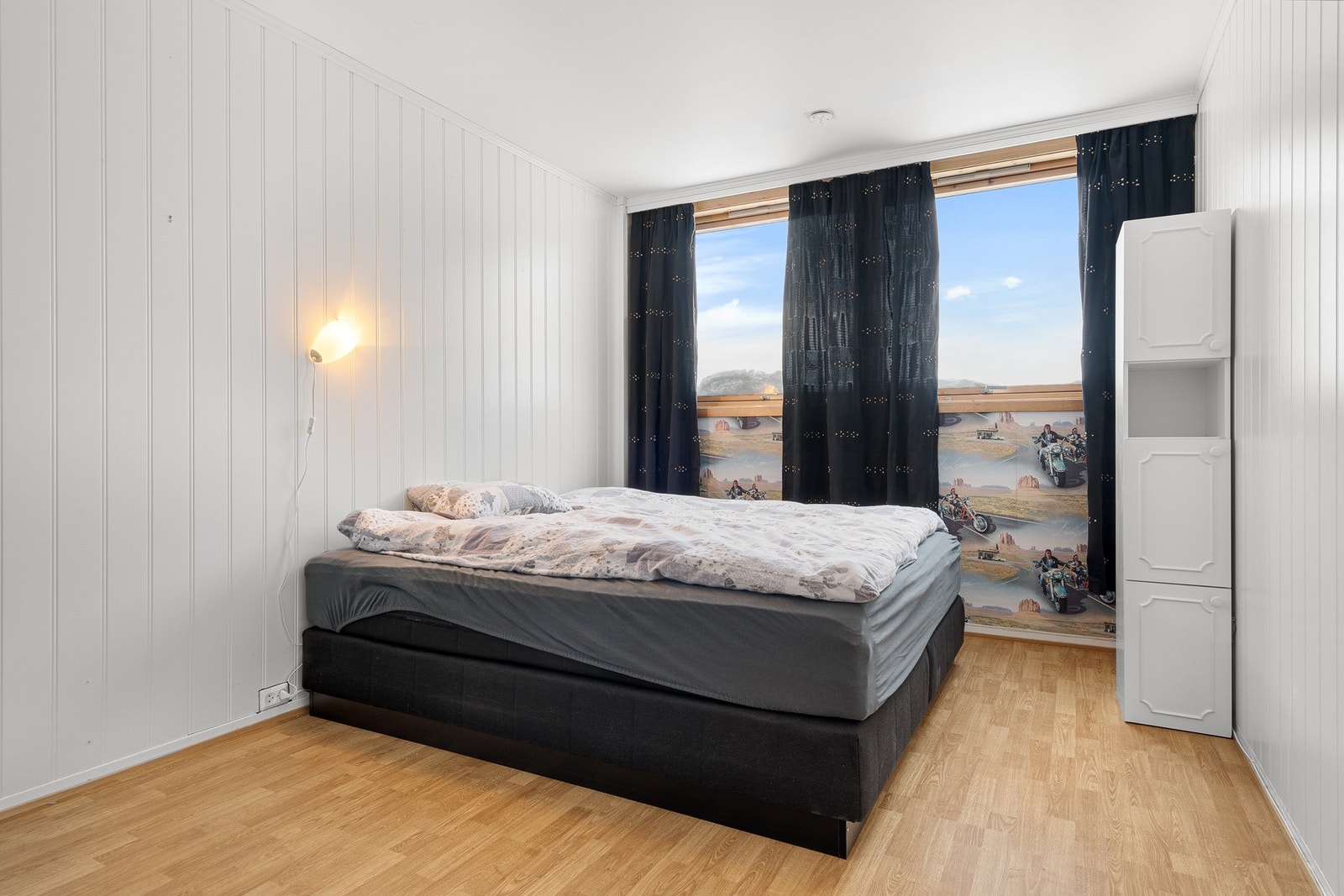 Soverommet er på 13 m² og har store vindusflater. Galleribilde