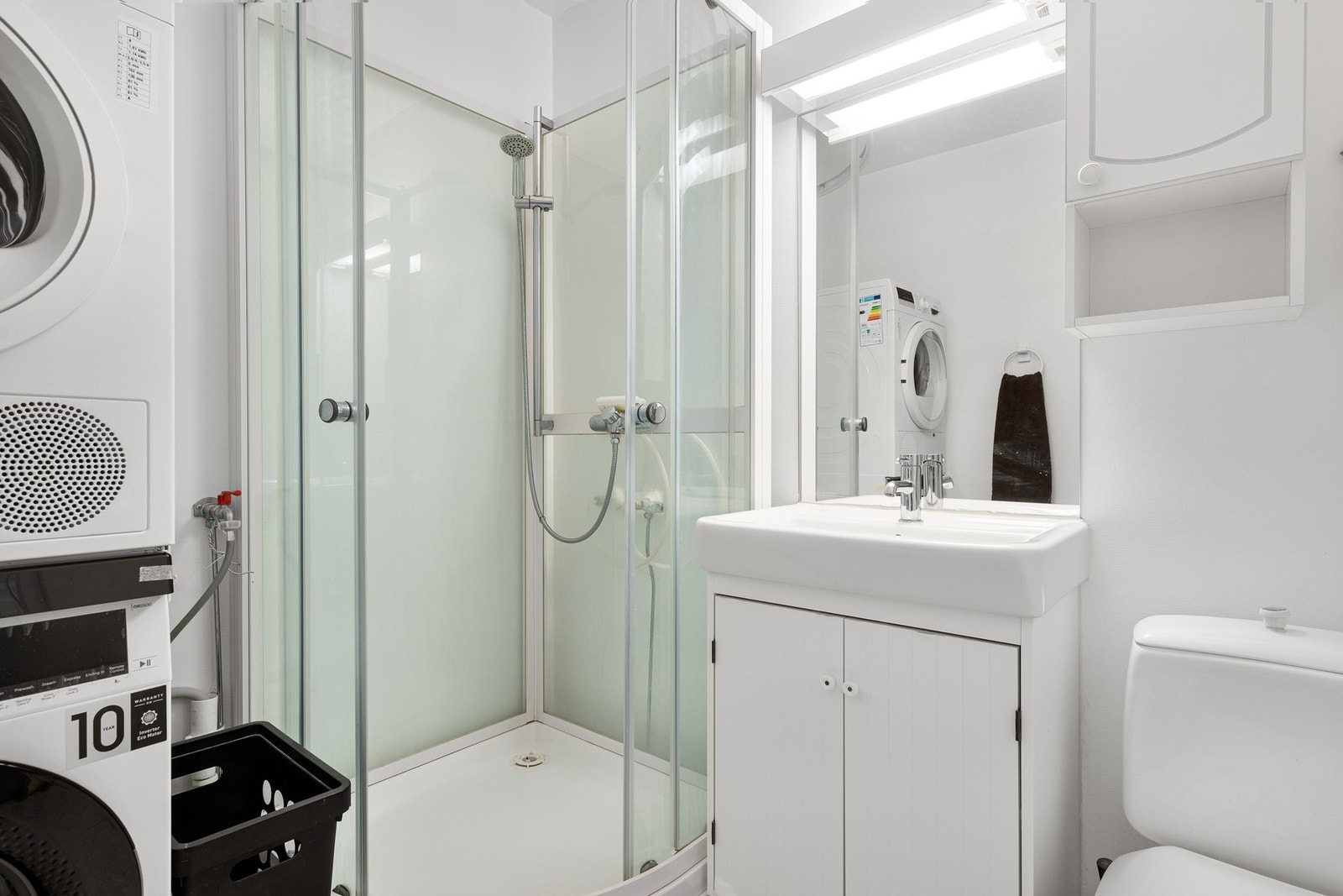 Innredet med dusjkabinett og servant i skap. Galleribilde