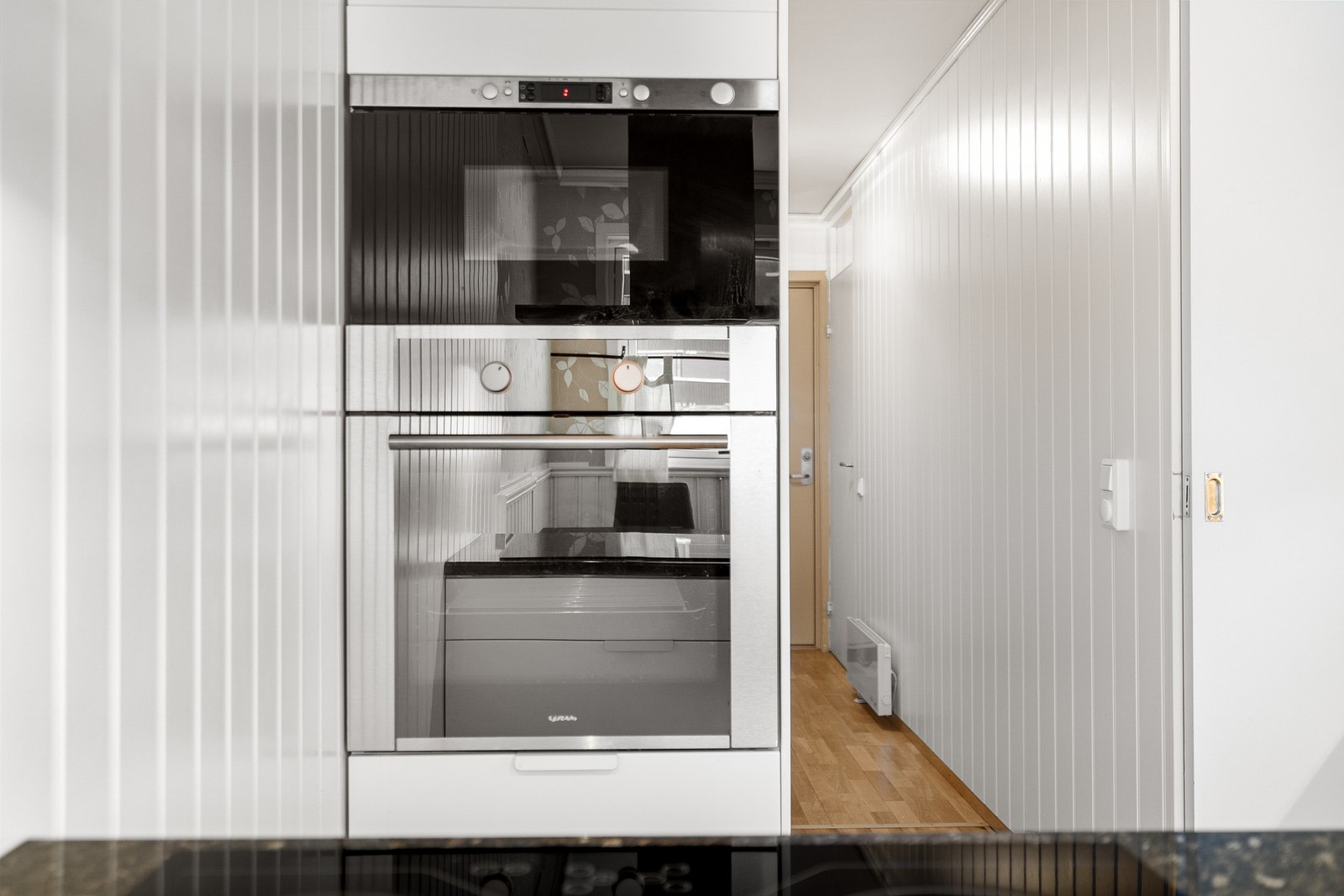 Praktisk stekeovn i midjehøyde. Galleribilde