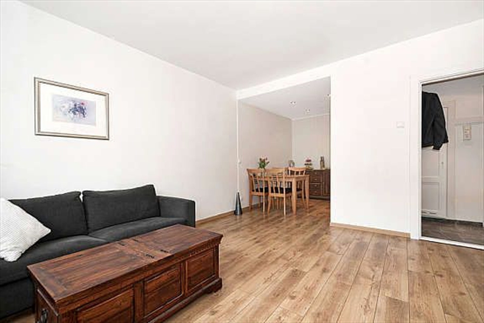 Leiligheten har en åpen løsning mellom stue og kjøkken. Galleribilde