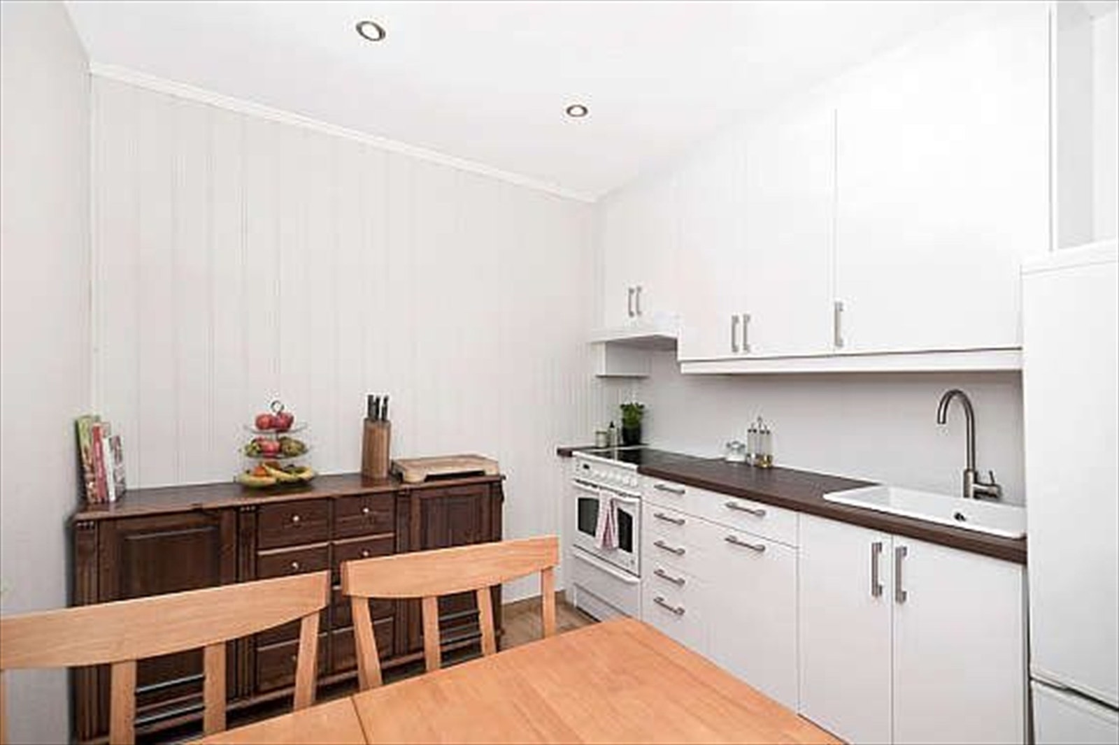 Et lyst kjøkken. Her medfølger kjøleskap og komfyr. Galleribilde