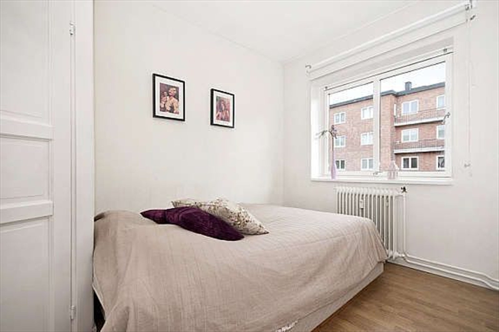 Lyst soverom med godt dagslys. Galleribilde