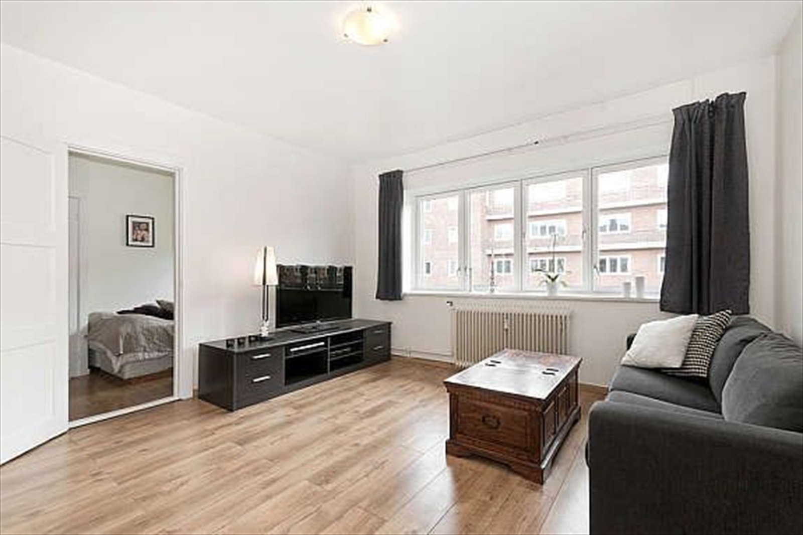 Fra stuen er det inngang til soverommet. Galleribilde