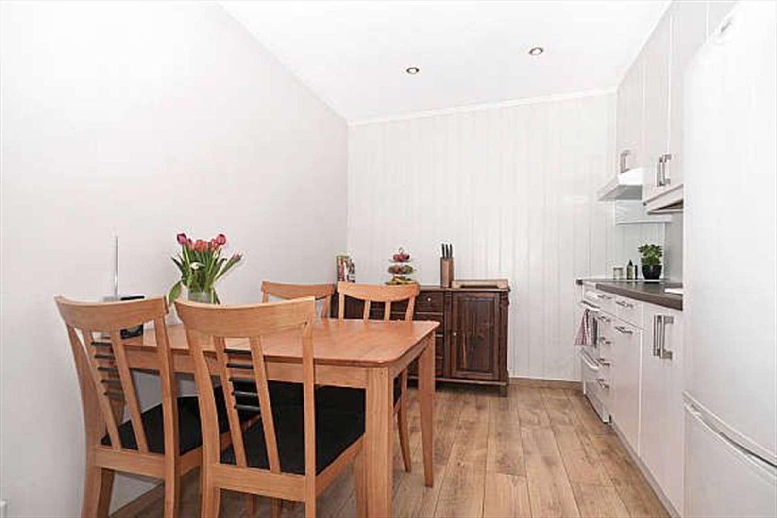 Kjøkken - Her er det plass til et hyggelig spisegruppe. Galleribilde