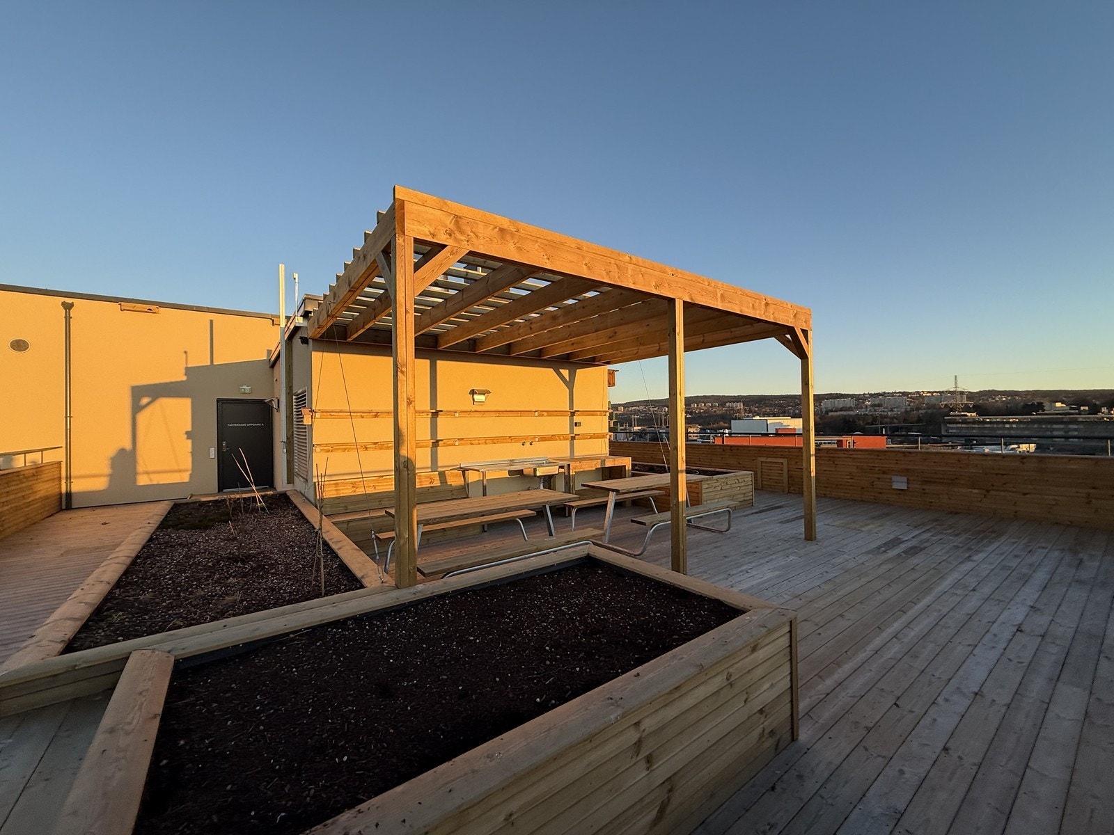 Beboerne har tilgang til en stor, felles takterrasse med flott utsikt og upåklagelige solforhold Galleribilde