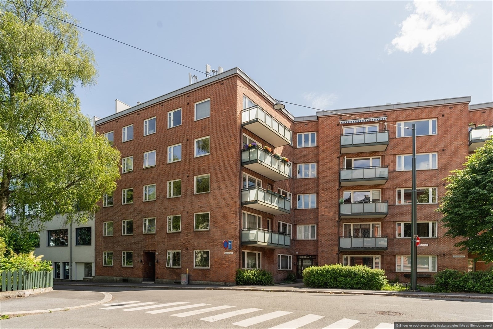 Bygget ble tegnet i 1937 av arkitekt Sverre Aasland og har blant annet heis i gården. Galleribilde