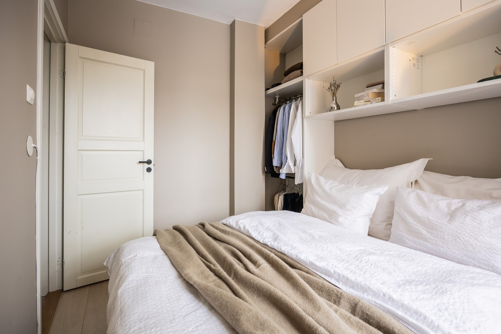 Smarte plassbygde skap i entréen, soverommet og stuen gir godt med oppbevaringsplass. Galleribilde