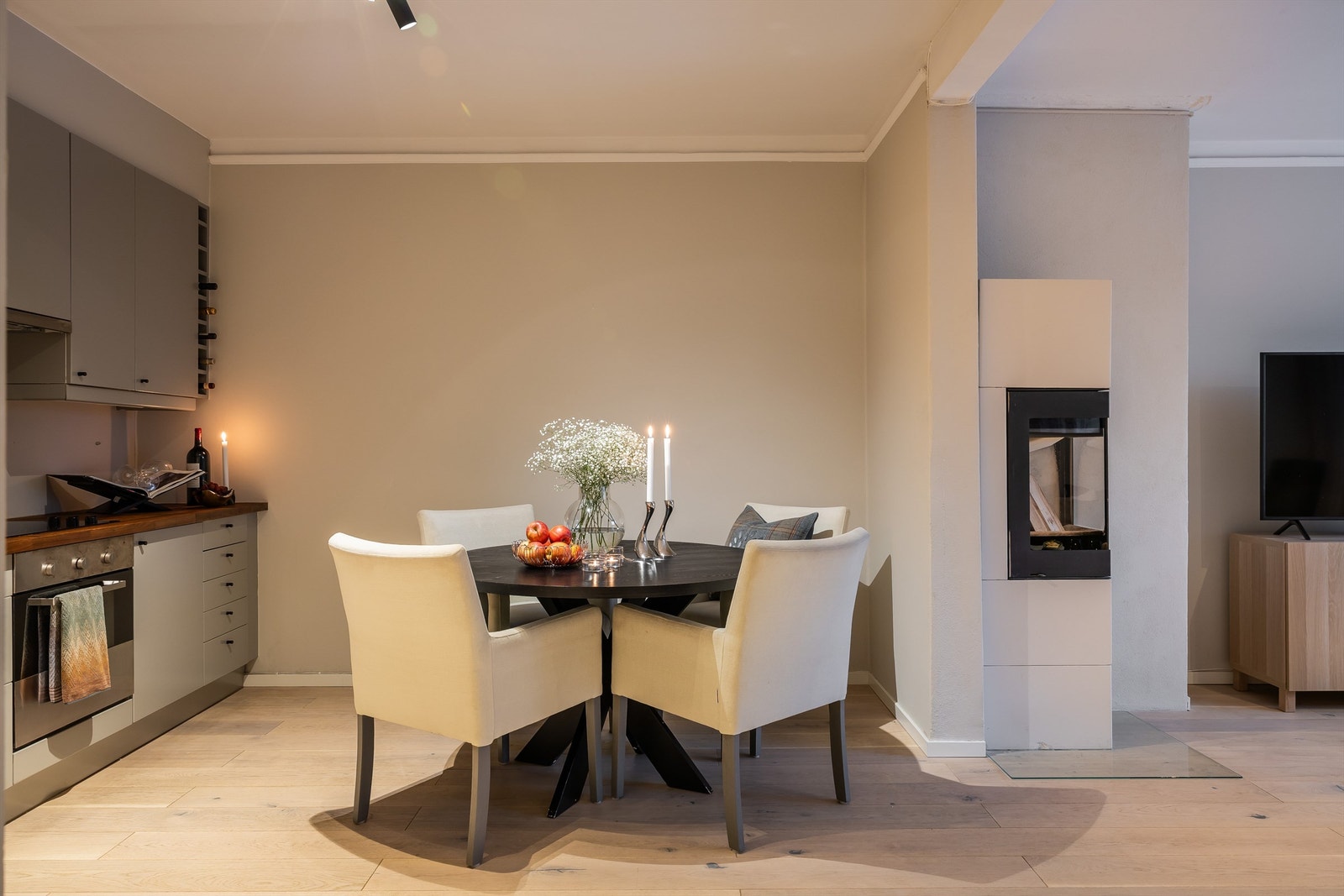 Leiligheten har en effektiv planløsning med sosial kjøkkenløsning, spisestue og en hyggelig stue med peisovn. Galleribilde