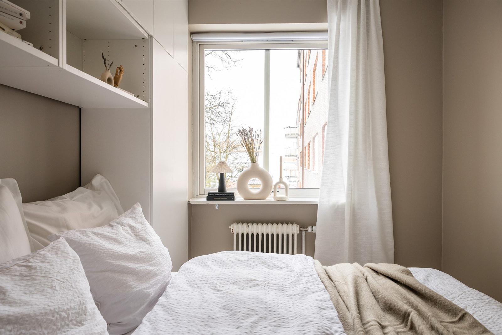 Lyst og luftig soverom med god plass til dobbeltseng og annet ønsket møblement. Galleribilde