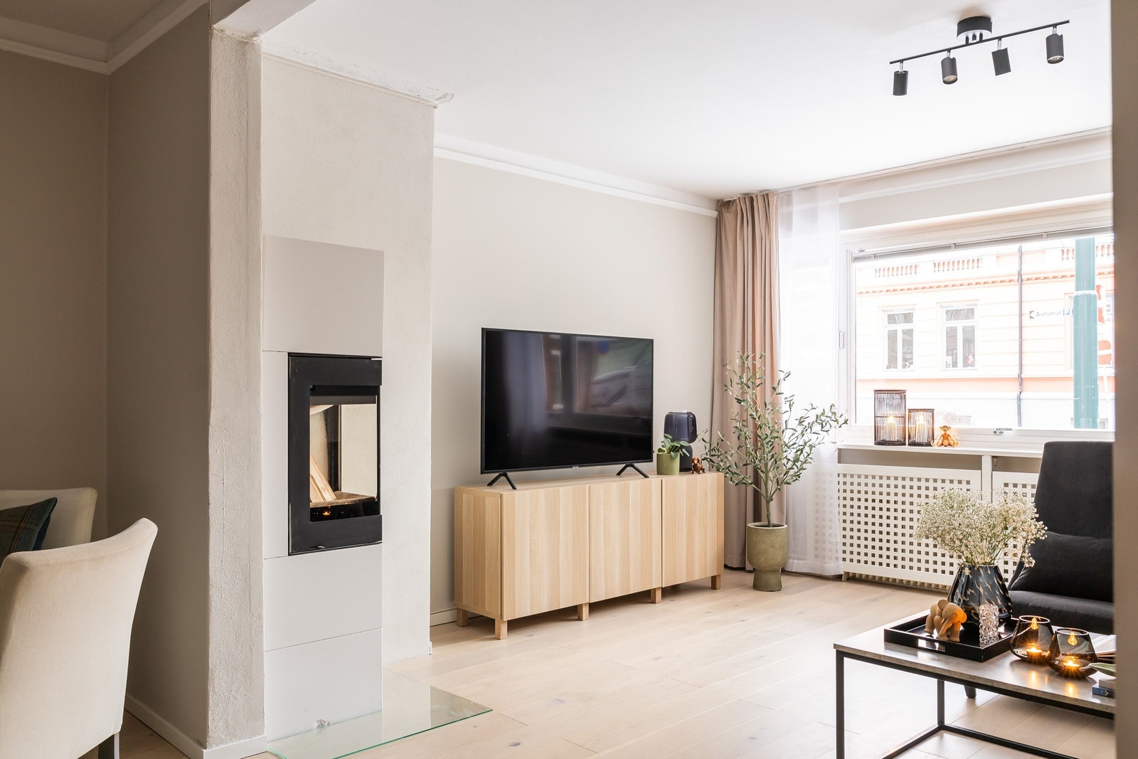 Leiligheten har et romslig og innbydende oppholdsrom med åpen kjøkkenløsning, perfekt for sosiale sammenkomster. Galleribilde