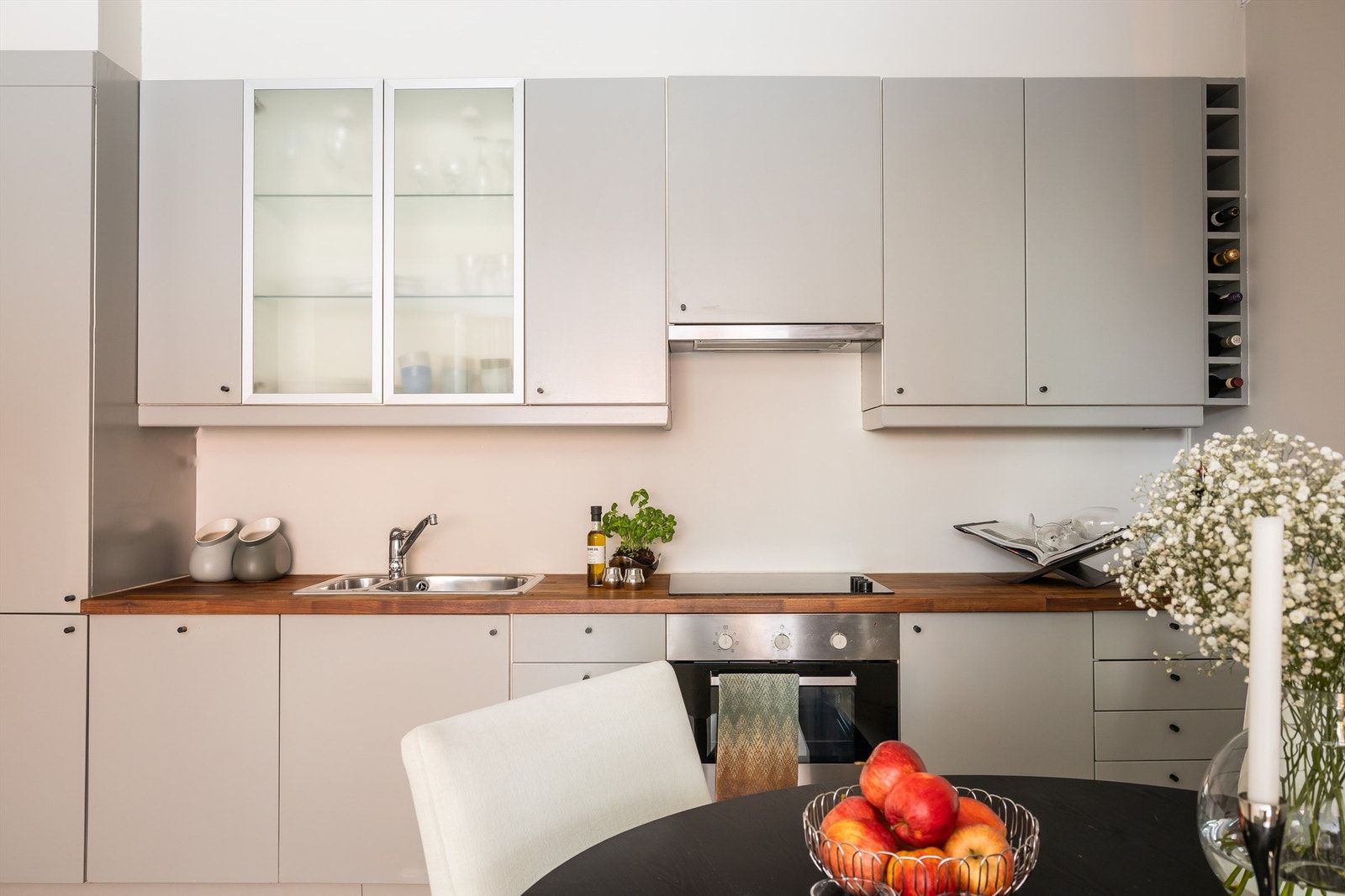 Åpen kjøkkenløsning i stue med kjøkkeninnredning fra Ikea. Galleribilde