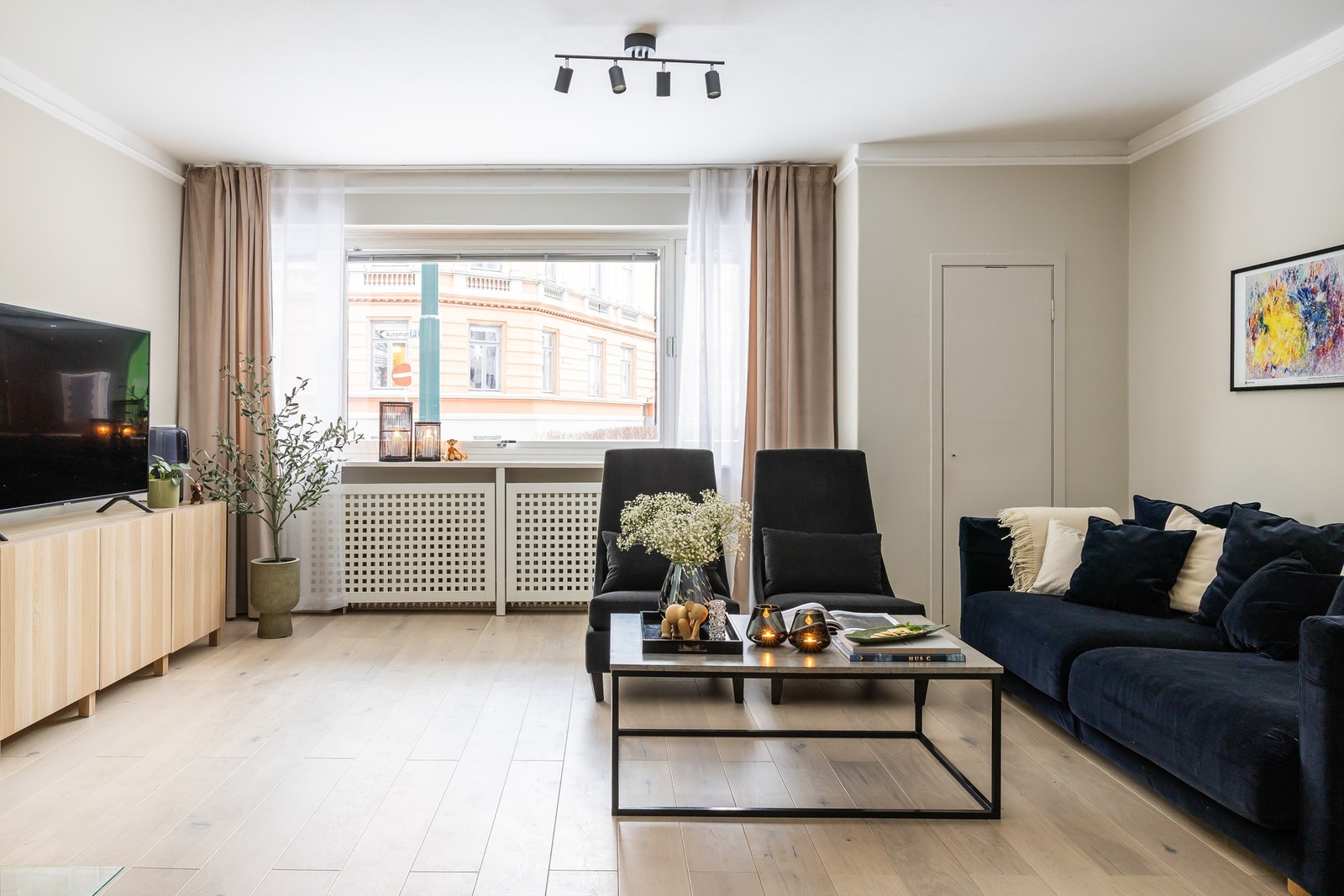 Smarte plassbygde skap i entréen, soverommet og stuen gir godt med oppbevaringsplass. Galleribilde