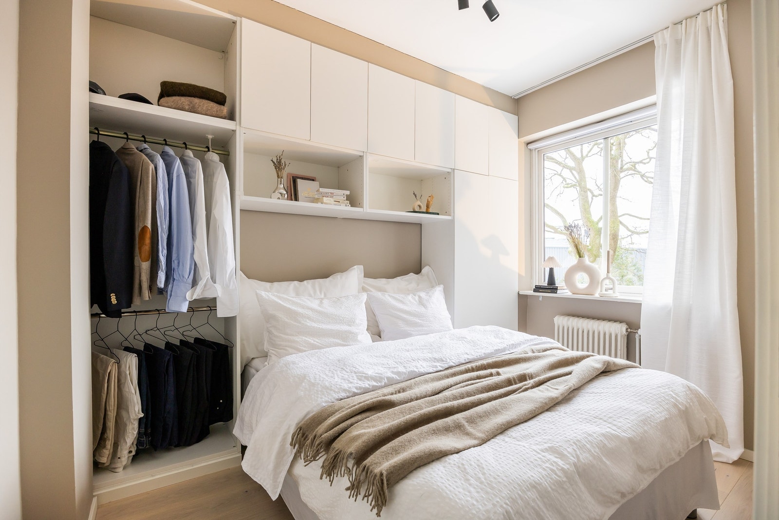 Soverommene ligger i 2. etasje og vender mot en stille og fredelig bakgård. Galleribilde