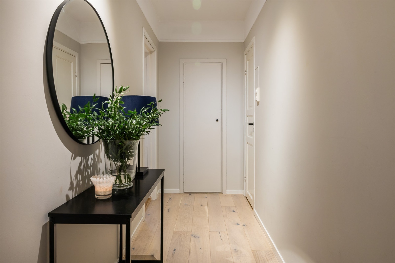 Ny eikeparkett i hele leiligheten fra 2021. Galleribilde