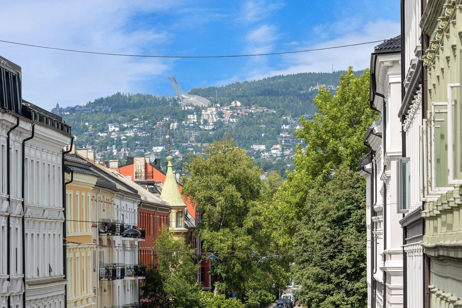 Utsikt mot Holmenkollen. ( bilde lånt fra salg i 2 etasje). Galleribilde