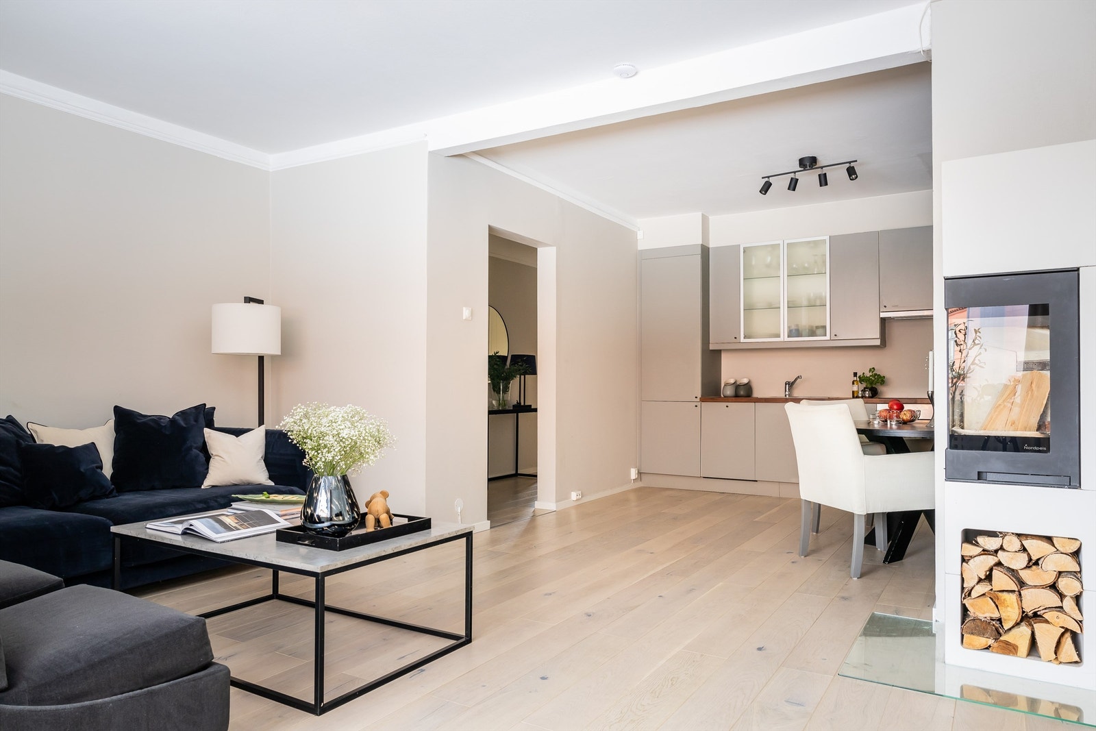 Sentralt i det store oppholdsrommet står det en vedfyrt peisovn (2023) som gir lun og god varme. Galleribilde