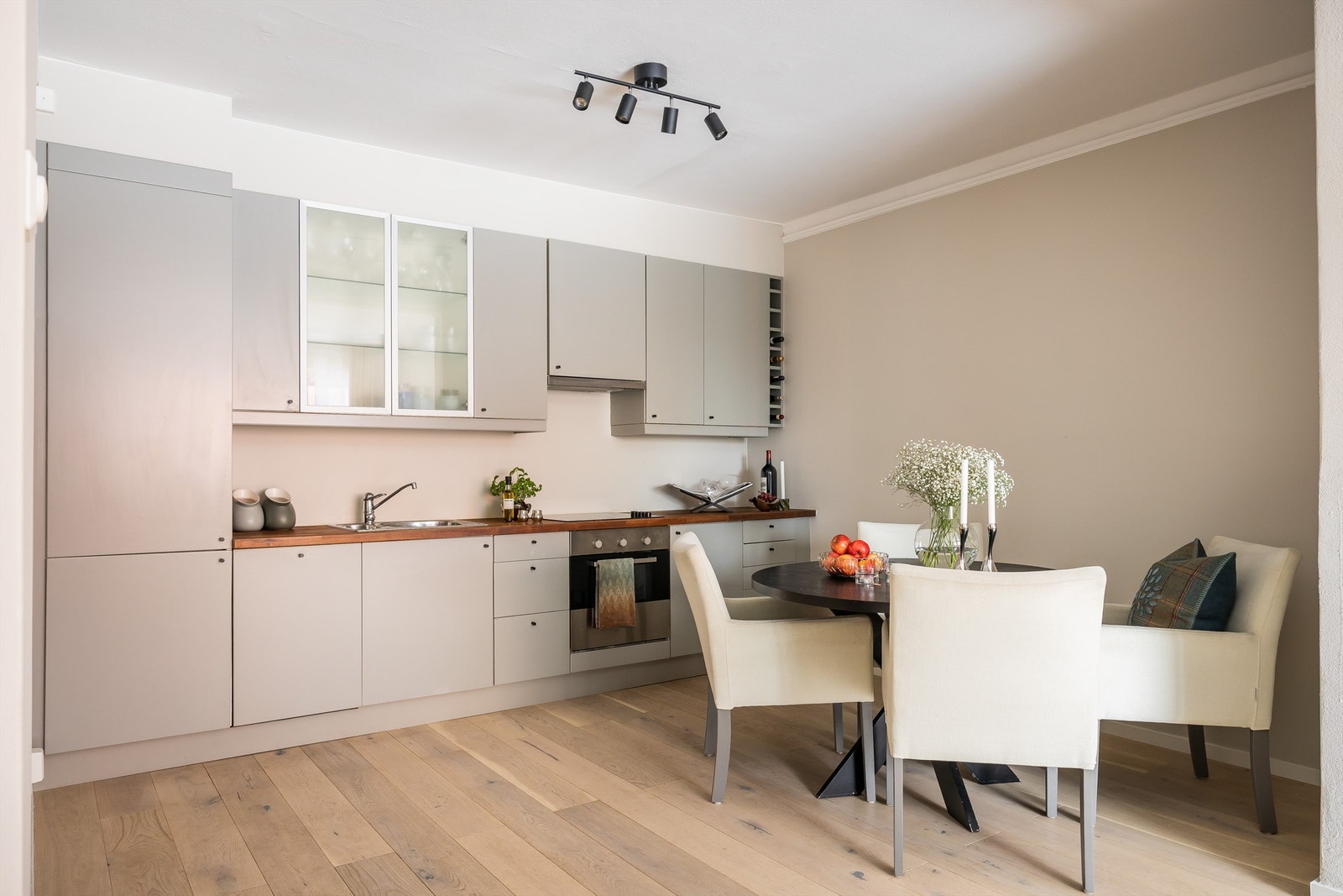 Velutstyrt kjøkkeninnredning med integrert teknisk utstyr. Galleribilde