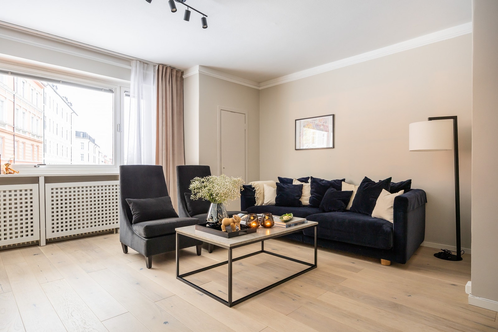 God takhøyde (ca. 2,65 meter) og store vindusflater bidrar til en lys og fin atmosfære. Galleribilde