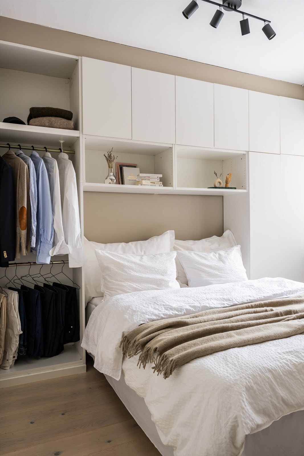 Soverommet er oppgradert med ny garderobeinnredning i 2021. Galleribilde