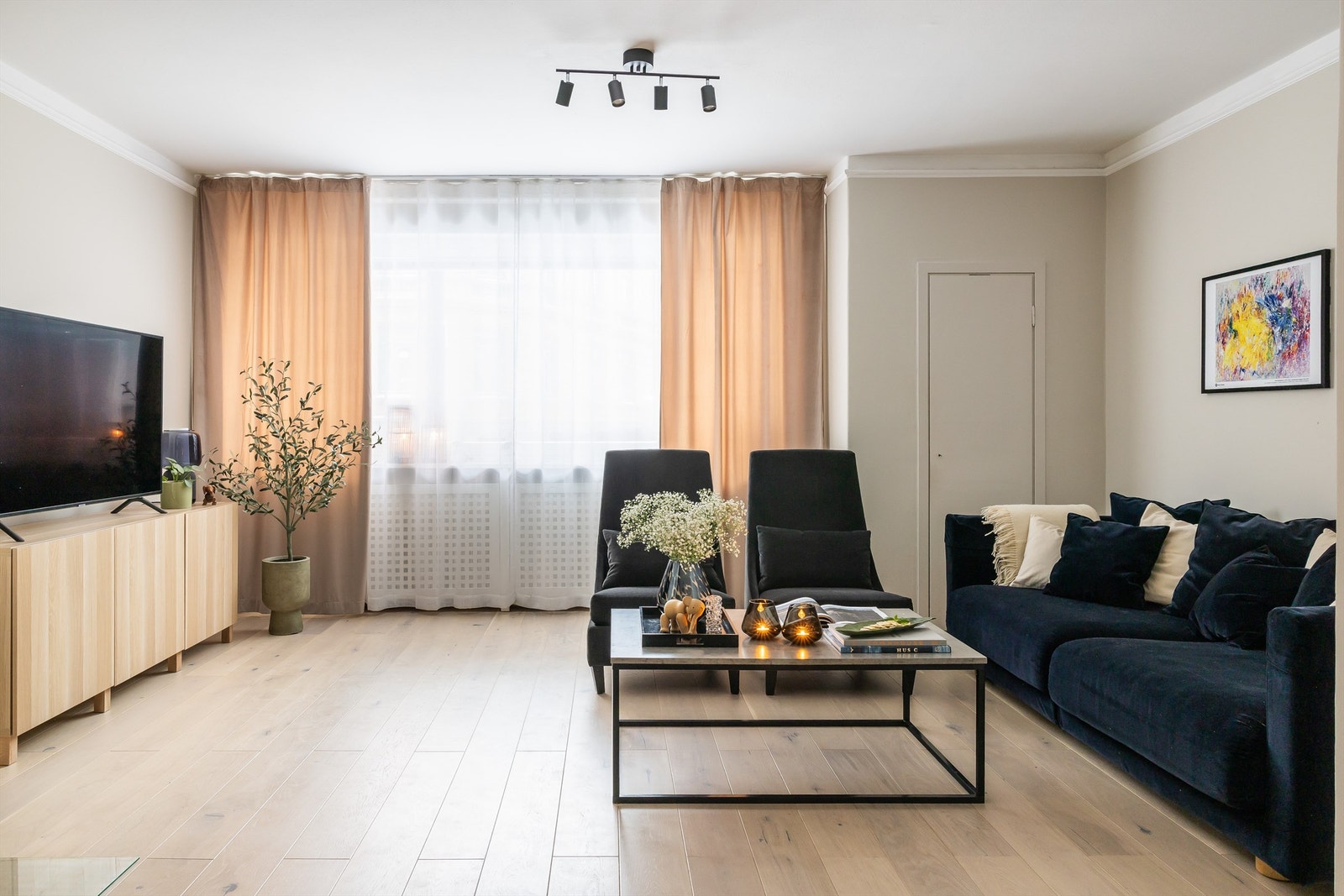 Leiligheten er oppusset de seneste årene med bla. nye en-stavs eikegulv, nye overflater, ny peisovn, diverse elektrisk mm. Galleribilde