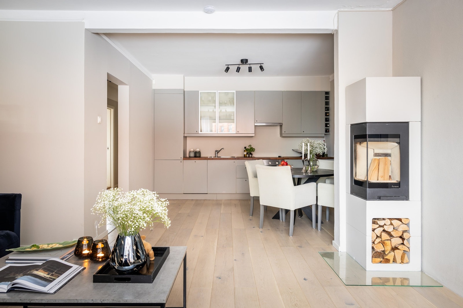 Dette er en lun og energieffektiv leilighet med oppvarming via behagelig fjernvarme og peisovn. Galleribilde
