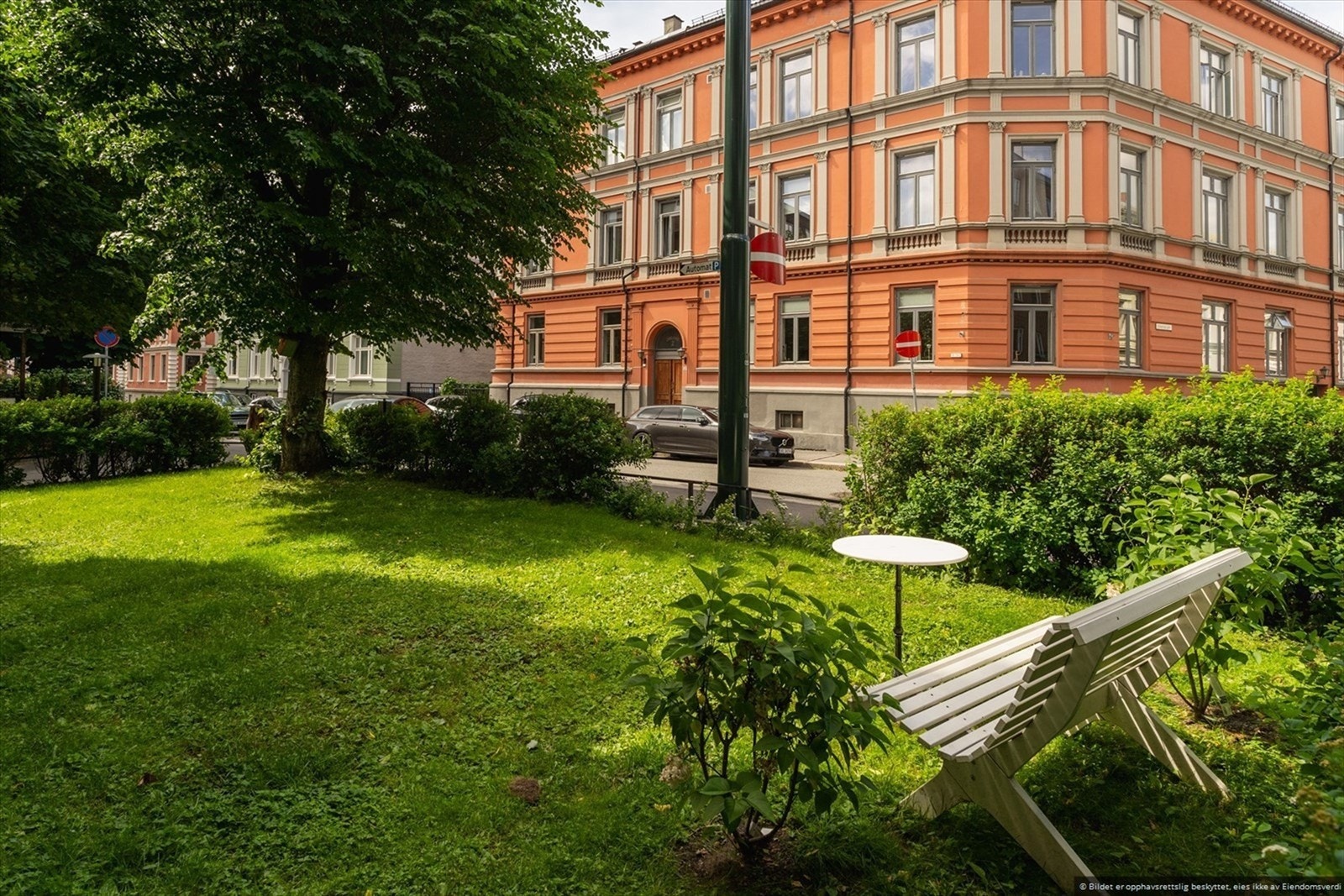 Beliggenheten er å anse som meget attraktiv, stille og rolig med gangavstand til alt du måtte trenge. Galleribilde