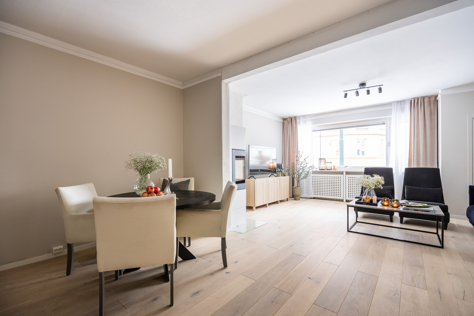 Stort og sosialt oppholdsrom med åpen kjøkkenløsning. Galleribilde