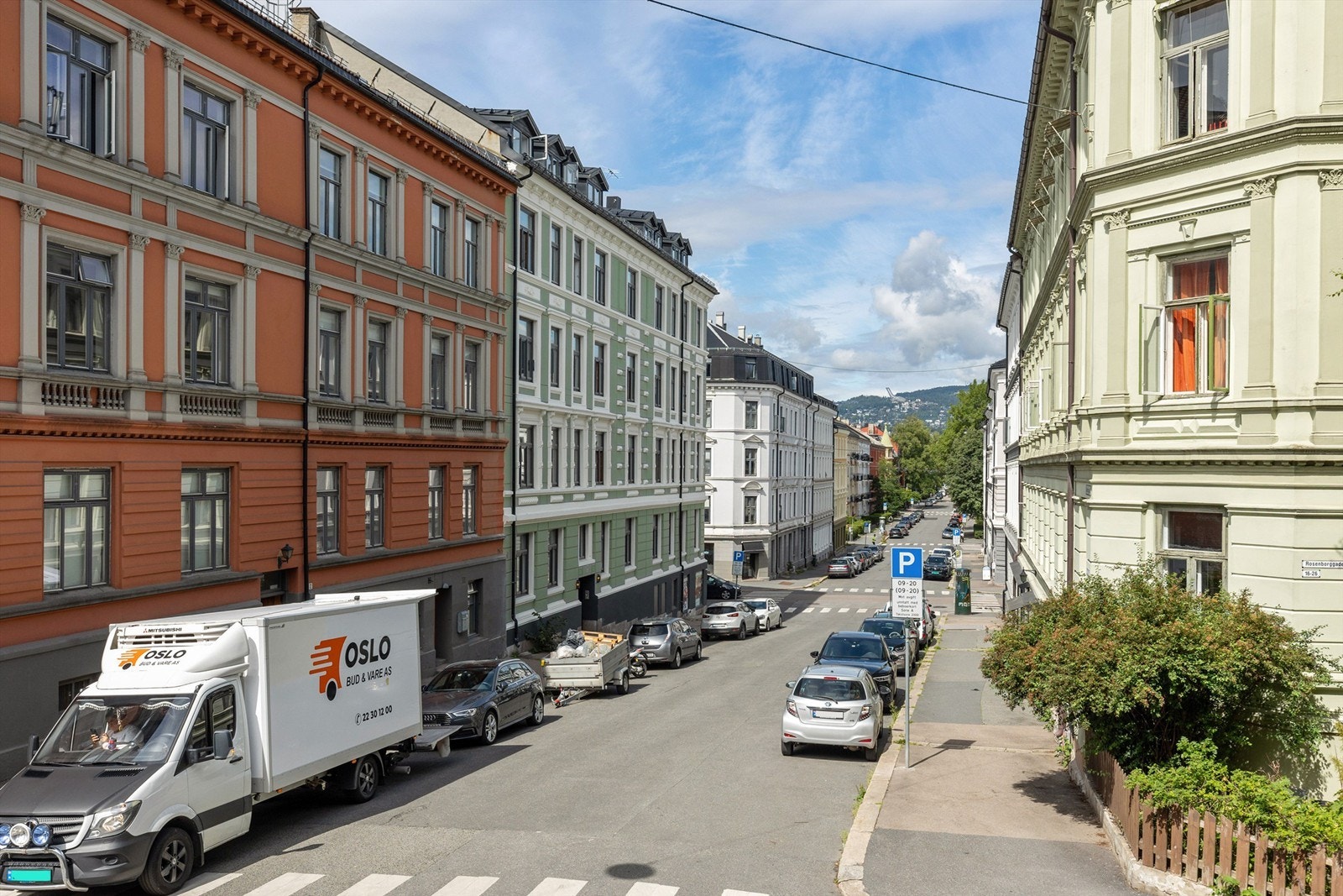 En meget attraktiv leilighet med store vindusflater og utsikt mot Holmenkollen fra stue. Galleribilde