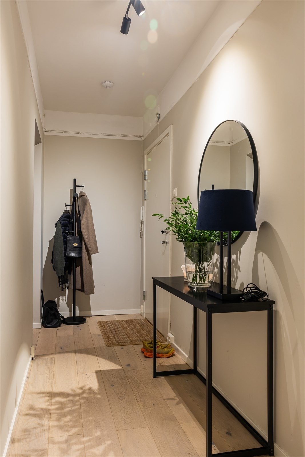 Innbydende entré som gir et velfortjent godt førsteinntrykk av boligen. Galleribilde