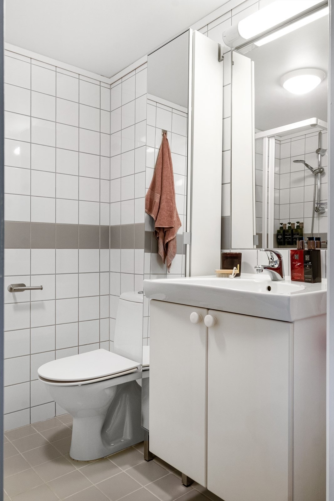 Innredet med klosett, servant på innredning og dusjhjørne med faste vegger. Mekanisk avtrekk. Galleribilde