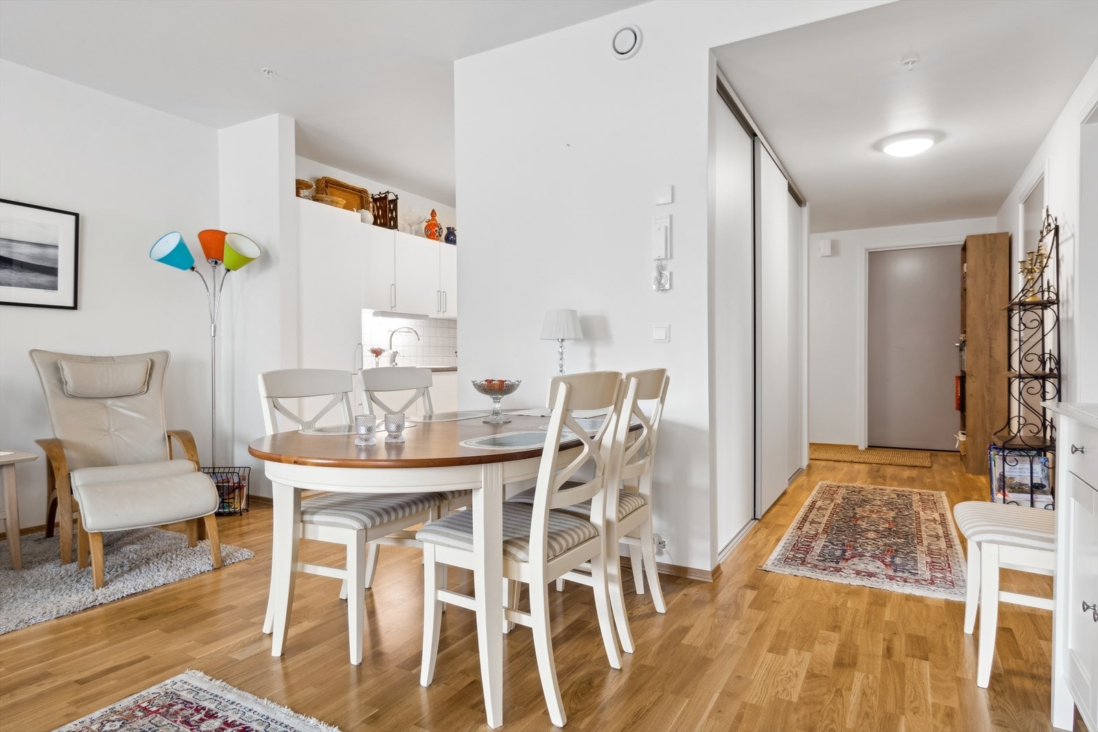 Romslig stue med plass til både sitte- og spisegruppe. Galleribilde