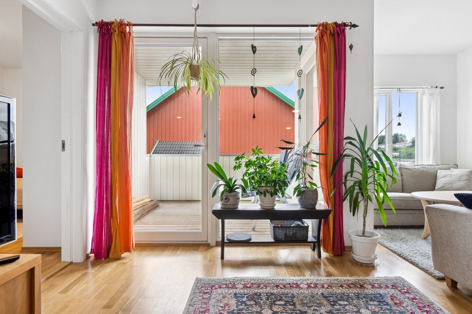 Stuen har utgang til veranda med sjøutsikt. Galleribilde