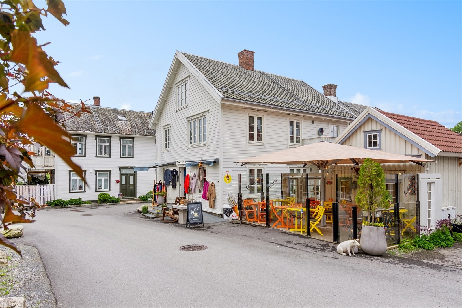 Området byr på mange serveringssteder og spesialbutikker. Galleribilde