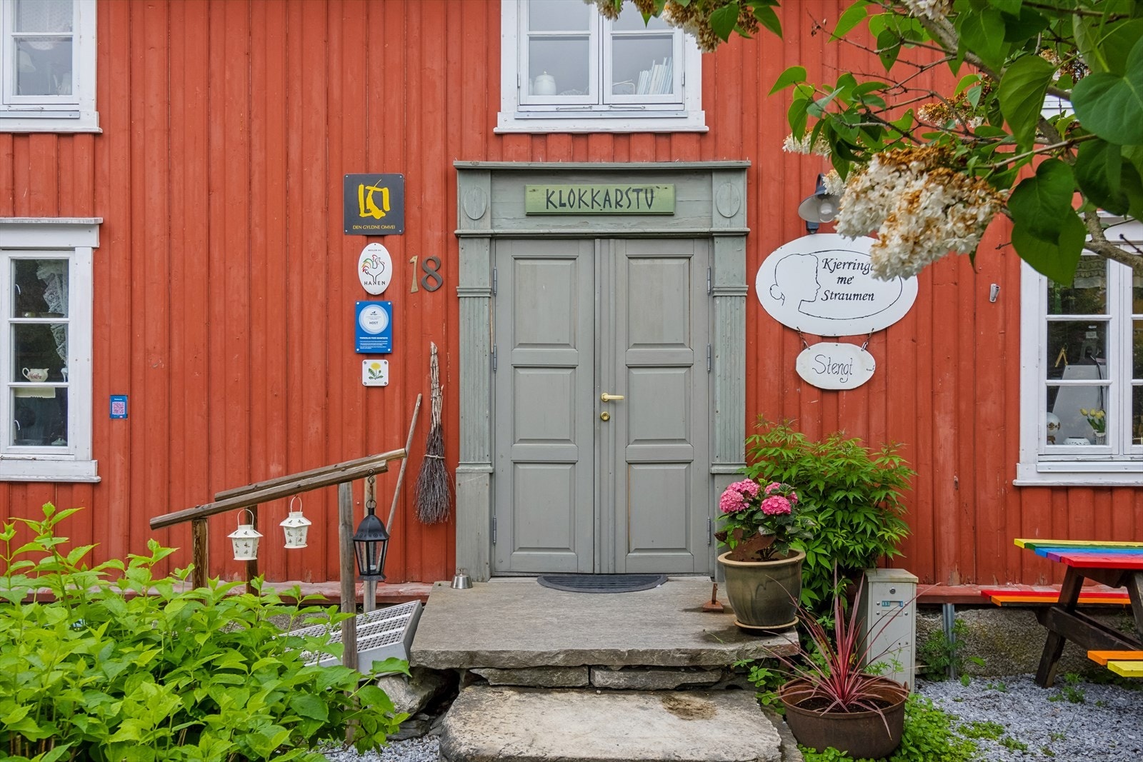 Straumens eldste hus er både cafè og bruktbutikk. Her kan man ta en kopp kaffe samtidig som man ser etter skjulte skatter. Galleribilde